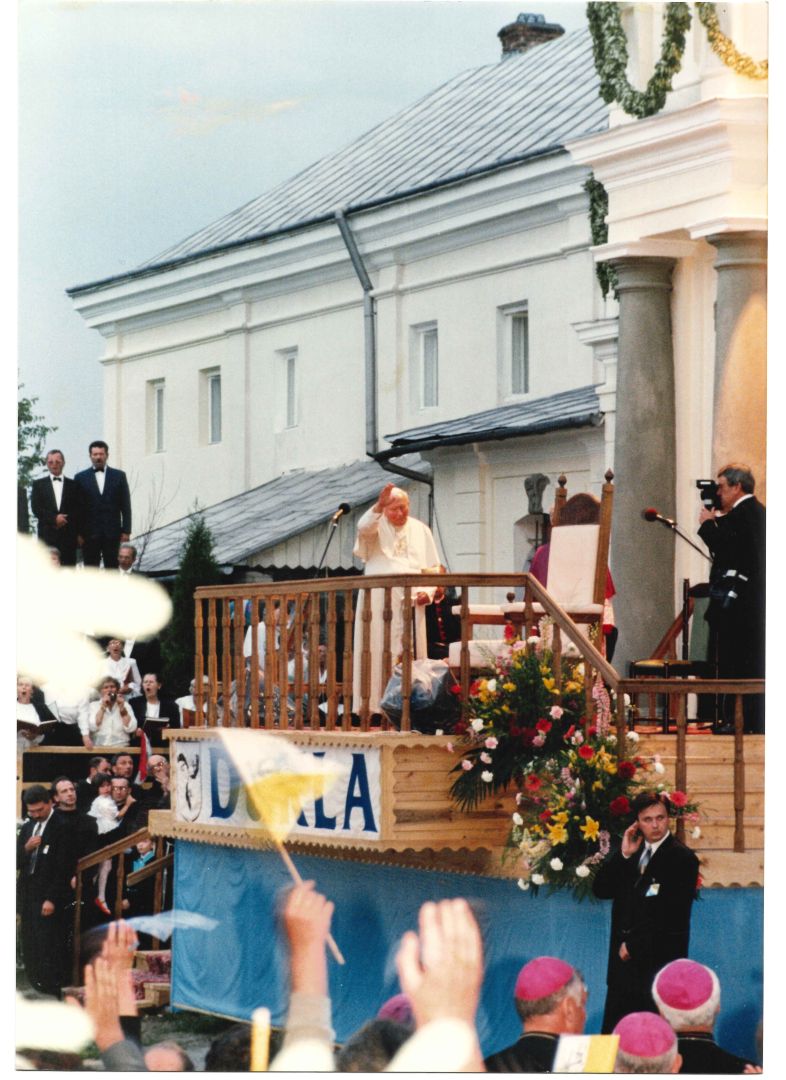 6. Jan Paweł II pozdrawia mieszkańców gminy Dukla i pielgrzynów